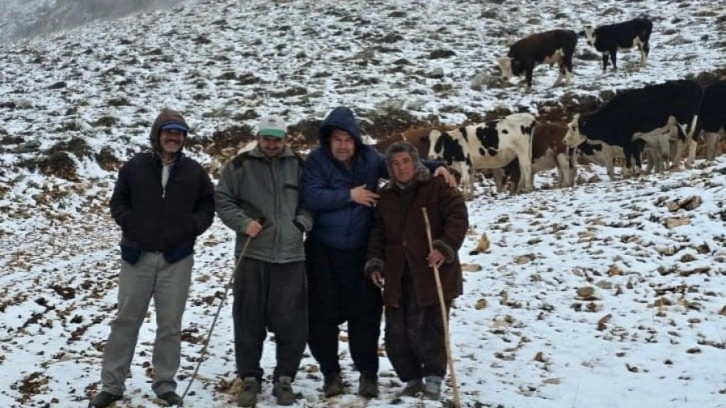 Aniden kar bastırınca mahsur kalanlar kurtarıldı