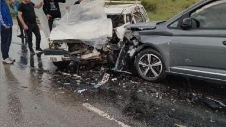 Ankara’da feci kaza! İki araç kafa kafaya çarpıştı