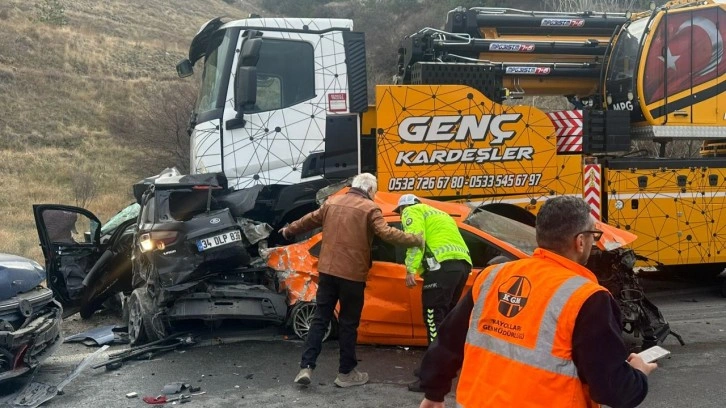 Ankara'da vinç, 13 araca çarptı; yaralılar var!