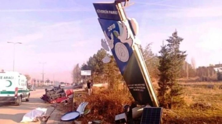 Ankara'da otomobil, direğe &ccedil;arpıp takla attı: 1 &ouml;l&uuml;, 4 yaralı