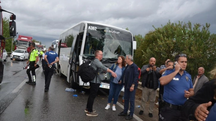 Antalya'da 4 aracın karıştığı zincirleme kazada 2 turist yaralandı