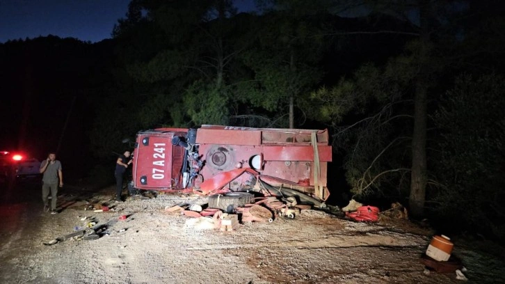 Antalya'da arazöz devrildi: 2 personel yaralı