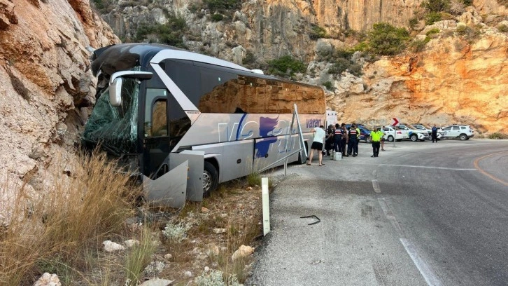 Antalya'da feci kaza! Yolcu otobüsü kayalıklara çarptı, bilanço ağır