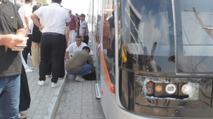 Antalya'da korku dolu anlar: Genç kıza tramvay çarptı!