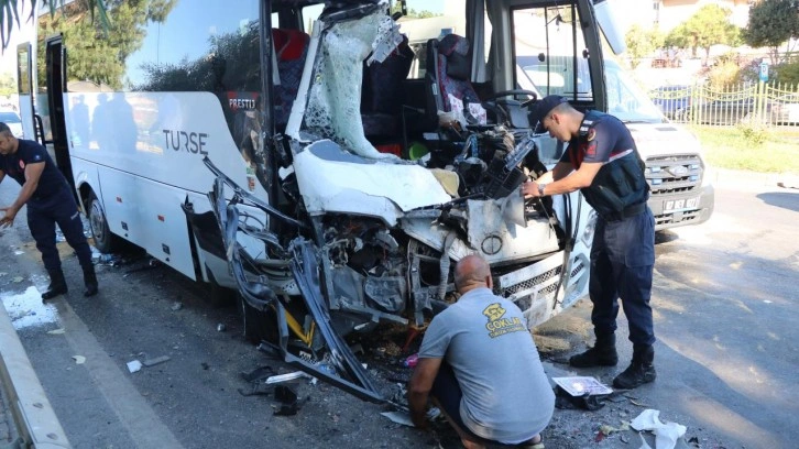 Antalya'da midibüsler çarpıştı: 15 yaralı