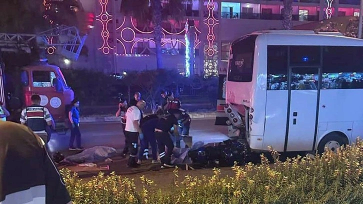 Antalya’da motosiklet, midibüse çarptı! 2 kişi öldü