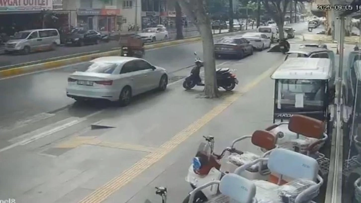 Antalya’da yolda sohbet eden kuryeler çarpıştı: 1 ağır yaralı