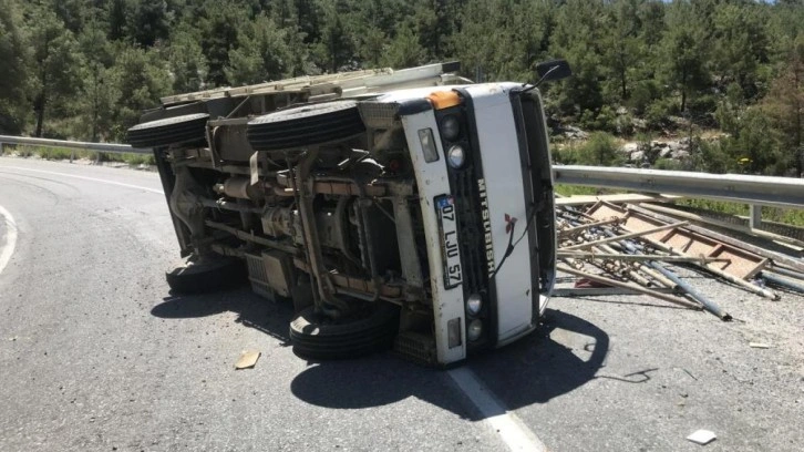 Antalya&rsquo;da trafik kazası: 3 yaralı