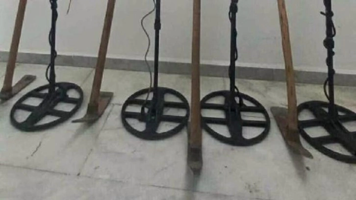 Antik kentte ka&ccedil;ak kazı yapan 4 ş&uuml;pheli, su&ccedil;&uuml;st&uuml; yakalandı