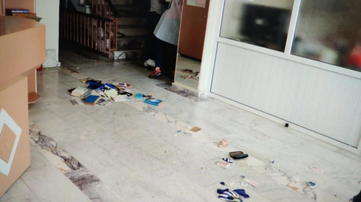 Aparttan &ccedil;ıkmayan kiracısının kapısına kimyasal sıvı d&ouml;kt&uuml;, 5 kişi hastanelik oldu