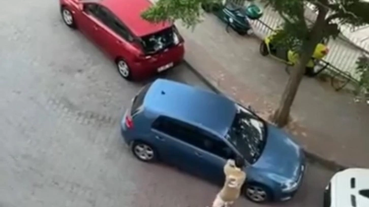 Arabaların aynalarını tekmeyle kırdı: Güvenlik görevlisini itti