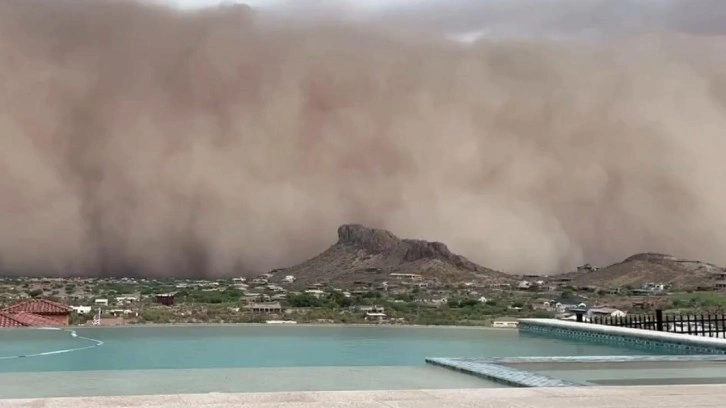 Arizona’da 55 bin kişi elektriksiz kaldı... Toz fırtınası hayatı felç etti!