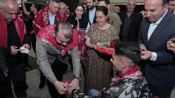 Arnavutköy'de askere giden gençlere kınalı uğurlama