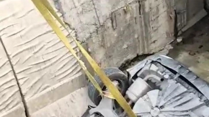 Arnavutköy'de otomobil su kanalına uçtu