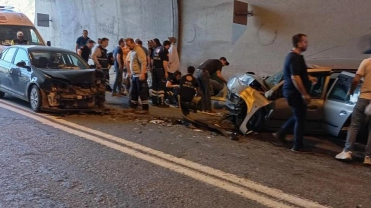 Artvin'de iki otomobil çarpıştı: 5 yaralı