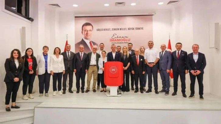 Atatürk'ün posterini kaldırıp İmamoğlu'nun resmini astılar! "Her yerden kaldırıyorlar