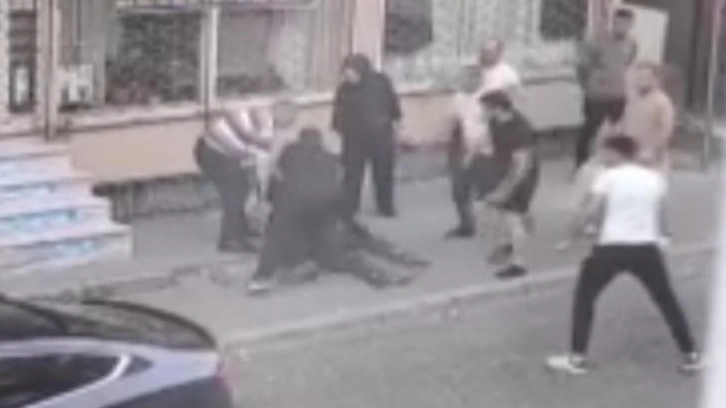 Avcılar'da insanlık dışı görüntüler! Yaşlı adamı acımasızca sopayla dövdüler