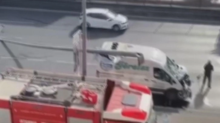 Avcılar'da minibüsün çarptığı elektrik direği D-100'e devrildi