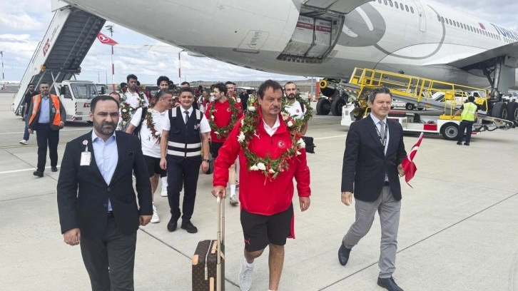 Avrupa 2'ncisi 12 Dev Adam, yurda döndü! Ergin Ataman gözyaşlarını tutamadı