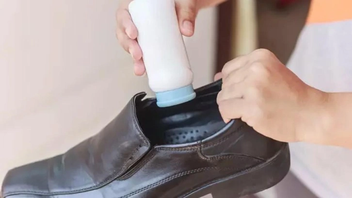Ayakkabıdaki kötü kokuyu dakikalar içinde yok ediyor! 5 yöntemle kurtulacaksınız