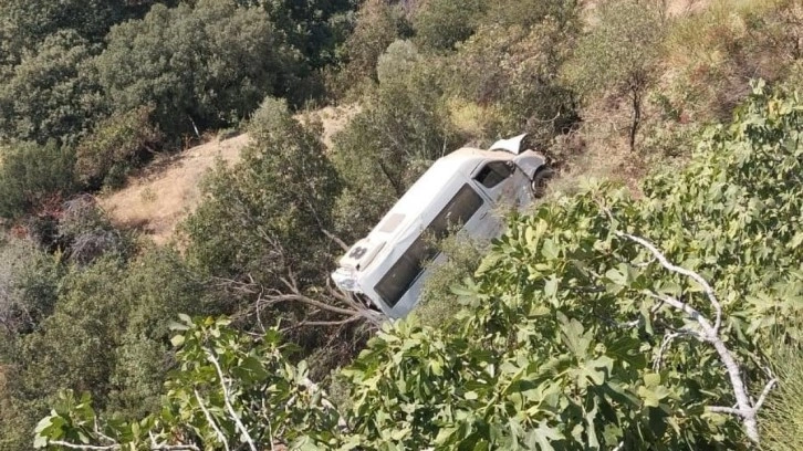 Aydın’da öğrenci servisi yoldan çıkıp uçuruma sürüklendi