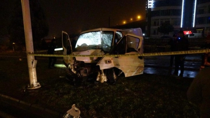 Aydınlatma direğine çarpan minibüs sürücüsü hayatını kaybetti