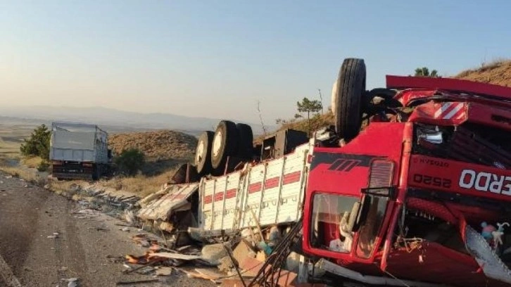 Aynı y&ouml;ne giden kamyonlar &ccedil;arpıştı: 1 &ouml;l&uuml;, 2 yaralı