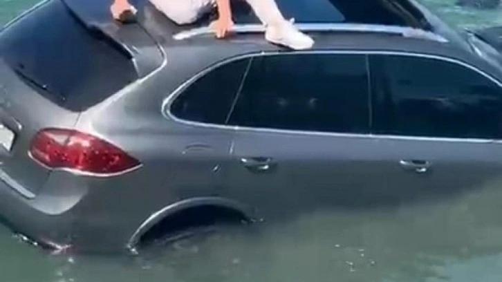 Ayvalık'ta otomobil denize uçtu