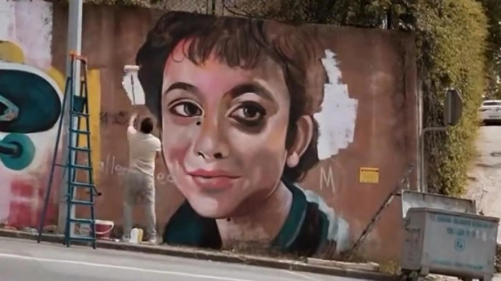 Azerbaycanlı ressam, öldürülen Minguzzi'nin portresini ve kaykayını duvara resmetti