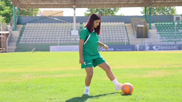 Babasının önyargısını kırabilmek için azmetti, profesyonel futbolcu oldu