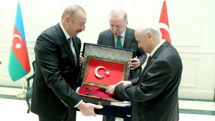 Bah&ccedil;eli, Aliyev'e  "Sarsılmaz" dostluk tabancası hediye etti