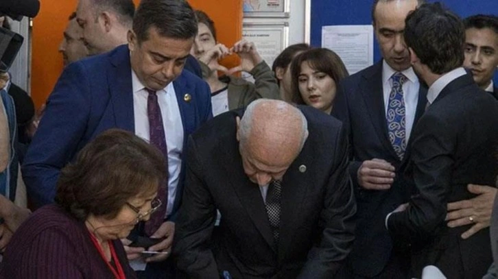 Bah&ccedil;eli oy kullanırken bir gen&ccedil; Millet İttifakı'nın kullandığı kalp işaretini yaptı