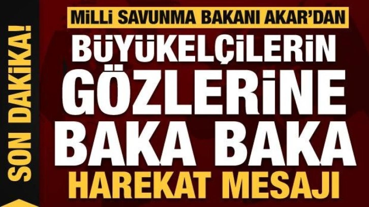 Bakan Akar b&uuml;y&uuml;kel&ccedil;ilerin g&ouml;zlerine baka baka harekat mesajını verdi