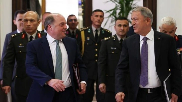 Bakan Akar, İngiliz mevkidaşıyla g&ouml;r&uuml;şt&uuml;