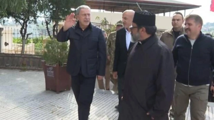 Bakan Akar, Mar İlyas Kilisesi&rsquo;nde incelemede bulundu