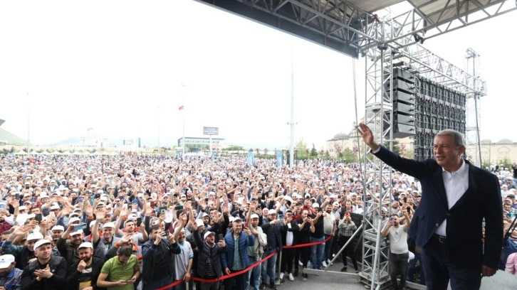 Bakan Akar'a b&uuml;y&uuml;k ilgi: 10 binlerce kişi karşıladı