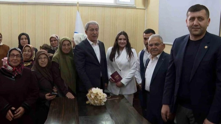 Bakan Akar&rsquo;dan nikahı kıyılan &ccedil;ifte s&uuml;rpriz ziyaret