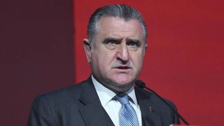 Bakan Bak Gazi Koşusu'nun şampiyonunu tebrik etti