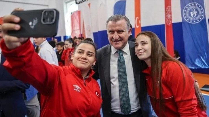 Bakan Bak: Milli sporcu bursu, Türk sporu için bir devrim!