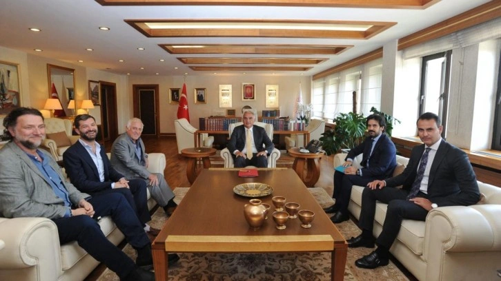 Bakan Ersoy, d&uuml;nyaca &uuml;nl&uuml; yapımcı James Brock ile makamında bir araya geldi