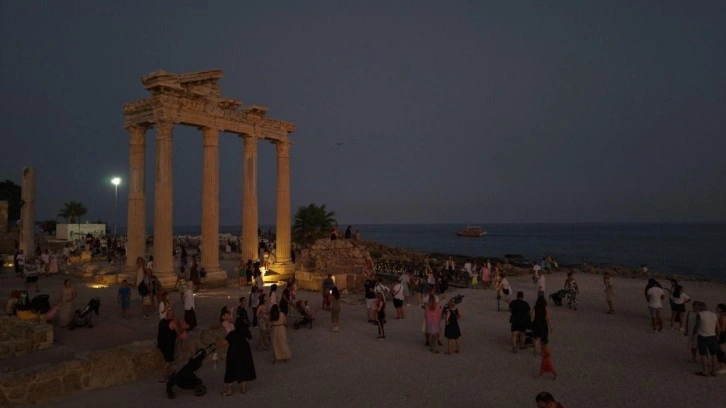 Bakan Ersoy duyurdu: Antalya, ziyaretçi̇ sayısında cumhuriyet tarihi rekoru kırdı