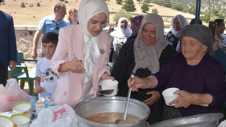 Bakan Mahinur &Ouml;zdemir G&ouml;ktaş k&ouml;y&uuml;ne gitti! Vatandaş g&ouml;zyaşlarını tutamadı