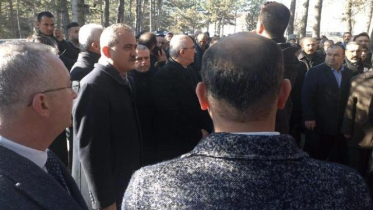 Bakan &Ouml;zer, Kastamonu'da cenazeye katıldı