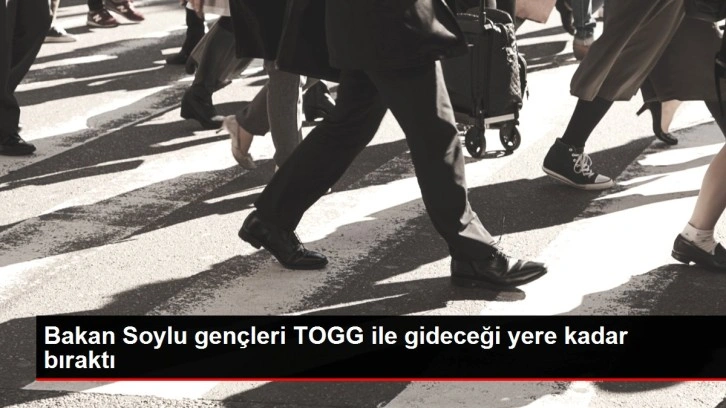 Bakan Soylu gen&ccedil;leri TOGG ile gideceği yere kadar bıraktı