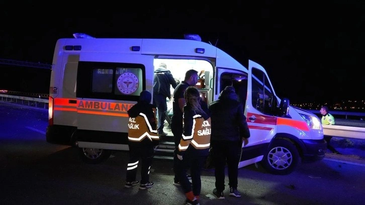 Balıkesir'de otomobil ile motosikletin çarpıştı: 1 kişi öldü, 2 kişi yaralandı
