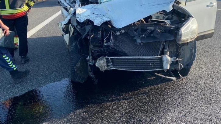 Balıkesir'de SUV otomobil sürücüsü, tıra arkadan çarptı: 2 ölü, 2 yaralı