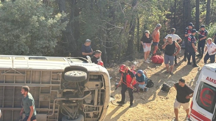 Balıkesir'de tur minibüsü devrildi: 11 yaralı