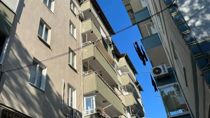 Balkonda çamaşır asarken 15 metre yükseklikten düşen kadın öldü