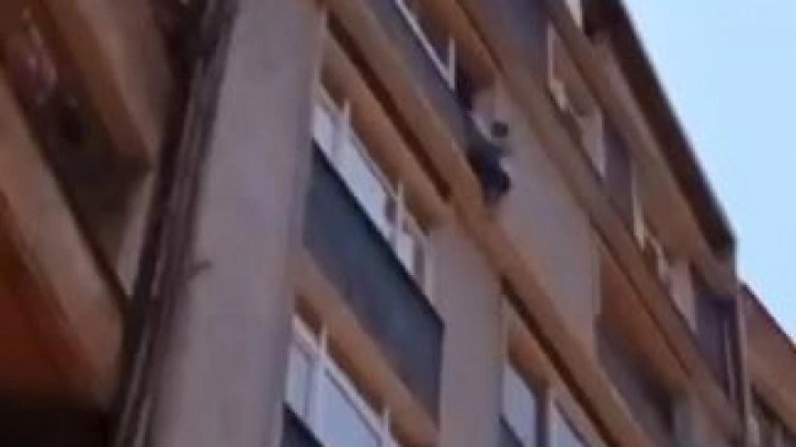 Balkonda &ccedil;amaşır asarken epilepsi n&ouml;betine yakalanan kadın &ouml;l&uuml;mden d&ouml;nd&uuml;