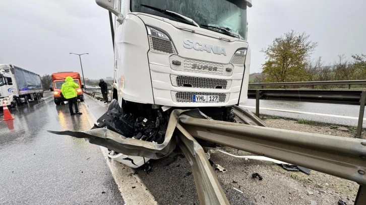 Bariyerlere çarpan tırın sürücüsü kazadan yara almadan kurtuldu